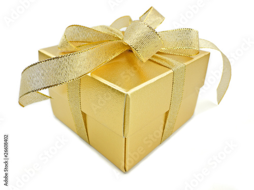 Foto: Golden Gift Box on white background Golden Gift Box on white background