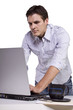 Foto: Young man browsing internet on laptop Young man browsing internet on laptop