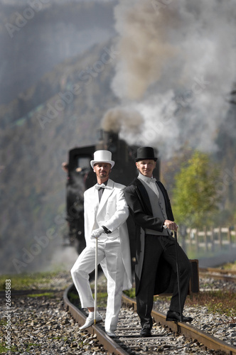 Photo: Geschäftsmänner auf Gleis vor ankommender Lokomotive Geschäftsmänner auf Gleis vor ankommender Lokomotive