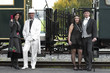 Retro Reisegruppe vor Waggons