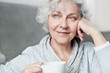attraktive Seniorin genießt Kaffee und ruhigen Moment