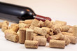 Korken auf einem Haufen mit Rotwein