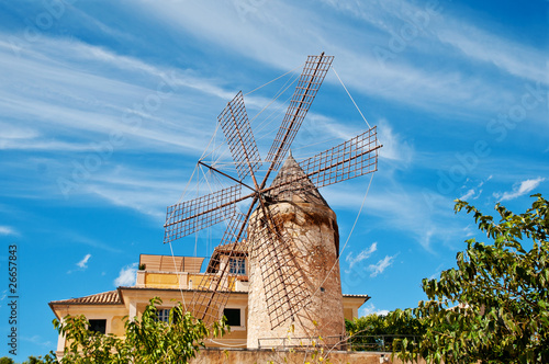 Foto: traditional windmill in palma, majorca traditional windmill in palma, majorca
