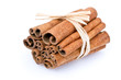Fagot de cannelle sur fond blanc