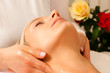 Frau erhält eine Wellness Kopfmassage