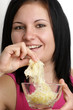Foto: eine junge Frau isst Sauerkraut eine junge Frau isst Sauerkraut