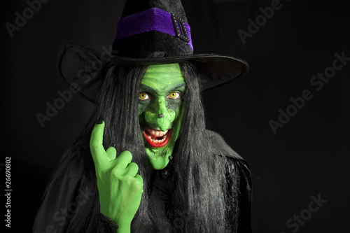 Foto: Witch beckoning you to come closer. Witch beckoning you to come closer.