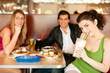 Freunde im Restaurant essen Fast-Food
