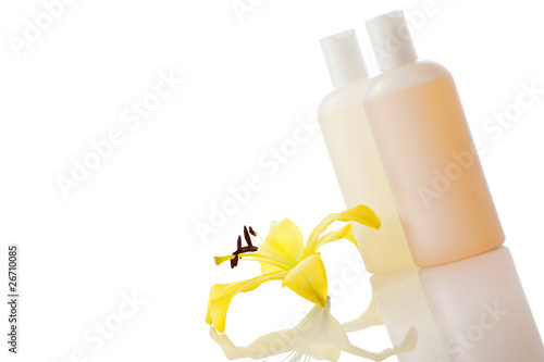Foto: Schampooflaschen mit gelber Lilie Schampooflaschen mit gelber Lilie