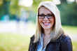 Blonde Frau mit Brille