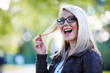 Blonde Frau mit Brille
