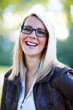 Blonde Frau mit Brille