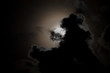 Luna piena illumina le nubi tenebrose Luna piena illumina le nubi tenebrose