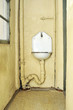 altes Waschbecken mit Wasserhan und Abflussrohr