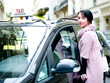 jeune femme demandant un taxi