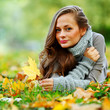 woman portret in autumn leaf
