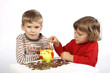 Kinder mit Sparschwein