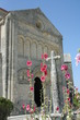 Eglise et ses roses trémières