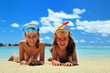 Fillettes en vacances, allongées sur le sable.