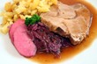 Schweinebraten mit Spätzle und Apfelrotkohl