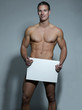 nackter Mann verdeckt mit Schild