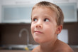 Foto: bambino con sguardo furbo in cucina bambino con sguardo furbo in cucina
