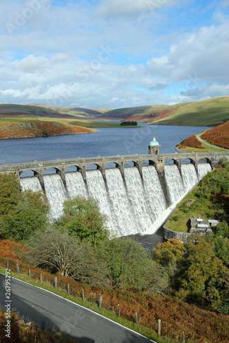 Foto: Craig Goch reservoir with water overflowing, Elan Valley, Wales. Craig Goch reservoir with water overflowing, Elan Valley, Wales.