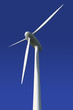 Windkraftrad vor blauem Hintergrund