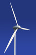 Windkraftrad vor blauem Hintergrund
