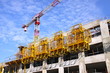 Immeuble en construction sur fond de ciel bleu