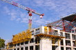 Immeuble en construction sur fond de ciel bleu