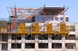 Immeuble en construction sur fond de ciel bleu
