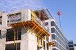 Immeuble en construction sur fond de ciel bleu