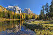 Bergsee mit Spiegelung an einem Herbsttag in den Dolomiten