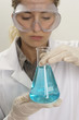 Chemikerin mit einer blauen Flüssigkeit