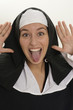 Nonne streckt die Zunge raus