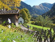 Bergbgauernhof und Kapelle mit Frau auf Wanderweg