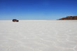 jeep rossa nel salar di uyuni in bolivia