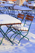 Biergarten Stühle und Tische im Winter