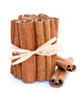 Fagot de cannelle sur fond blanc
