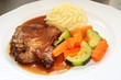 Schweinekotelett mit Gemüse und Kartoffelpüree Schweinekotelett mit Gemüse und Kartoffelpüree