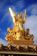 sur le fronton de l'opéra
