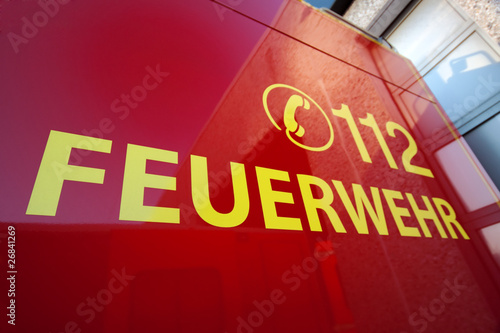 Foto: Feuerwehrfahrzeug mit Aufschrift "112 - Feuerwehr" Feuerwehrfahrzeug mit Aufschrift "112 - Feuerwehr"