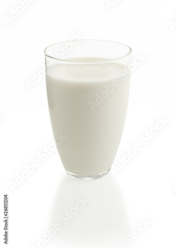 Foto: Glass of milk isolated on white background Glass of milk isolated on white background