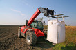 Landwirtschaftliche Maschinen mit Sack Saatgut Wette