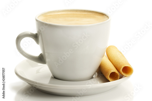 Foto: kaffee in einer weissen tasse mit kaffeegebäck kaffee in einer weissen tasse mit kaffeegebäck