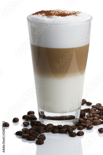 Photo: latte macchiato mit schokopulver und kaffeebohnen latte macchiato mit schokopulver und kaffeebohnen