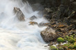 déferlante sur côte rocheuse avec des galets  moussus