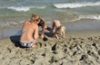 Couple et enfant à la plage