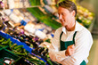 Mann im Supermarkt als Verkäufer